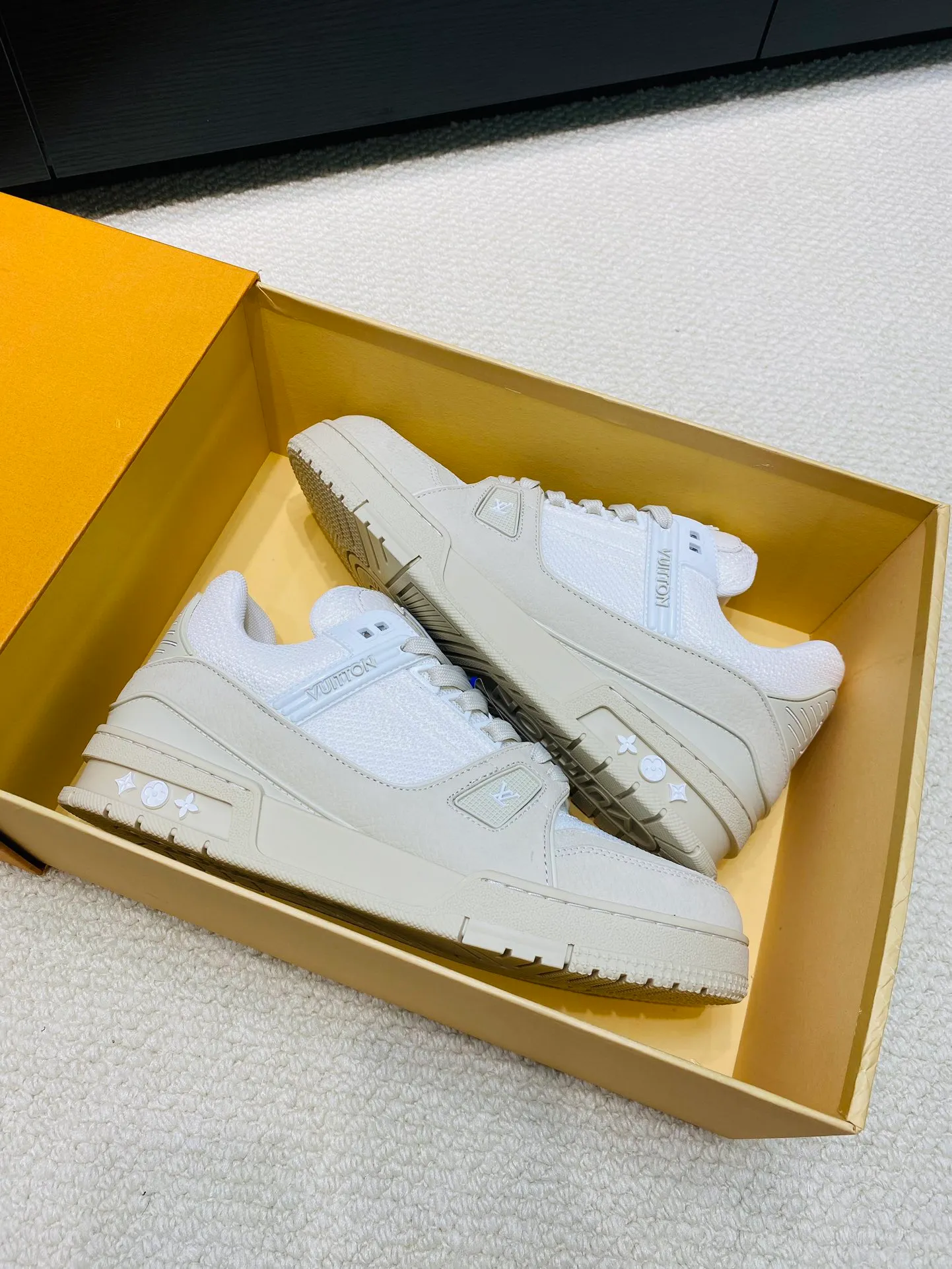 👟👟Ex-factory price 800👟👟 💰💰💰 Hot style 🆕🆕🆕𝙇𝙑 LV Louis Vuitton L House Donkey Brand Trainer Series Couple Style Casual Sports Shoes Skateboard Shoes Original Purchase Development Production Production This pair of LV Trainer sneakers are made of a blend of technical materials with waterproof properties. The meticulously crafted upper is notable for its many signature details, including Louis Vuitton and #54 in script, referencing the year 1854. Exquisite packaging at the delivery counter🛍📦 ▪️Fabrics: Original customized imported cowhide ▪️Inner lining: Original customized breathable mesh ▪️Outsole: Original open-molded non-slip TPU combination outsole ▪️Sole thickness: 3 cm ▪️Size: Women's 35-41 / Men's 38-46
